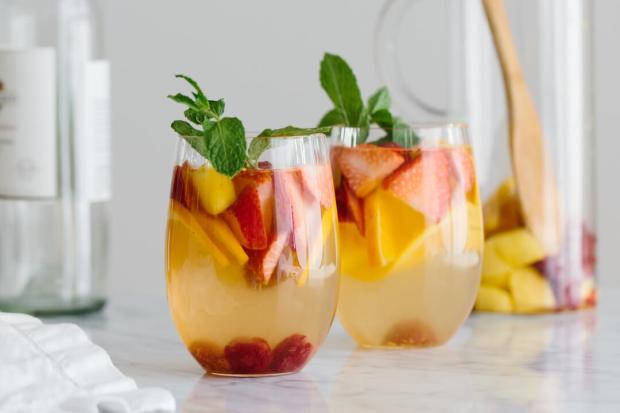White-Sangria-with-Mango-and-Berries-1-2